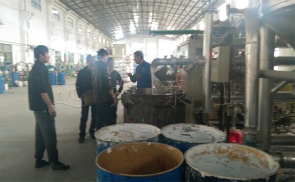 恒盛膠業(yè)總工與我公司工程師現(xiàn)場(chǎng)交流 恒盛膠業(yè)總工與我公司工程師現(xiàn)場(chǎng)交流